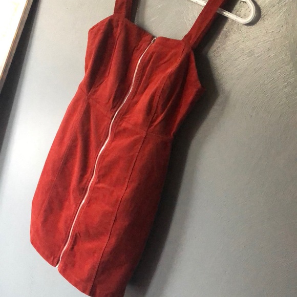 Red cute dress. - Picture 4 of 5